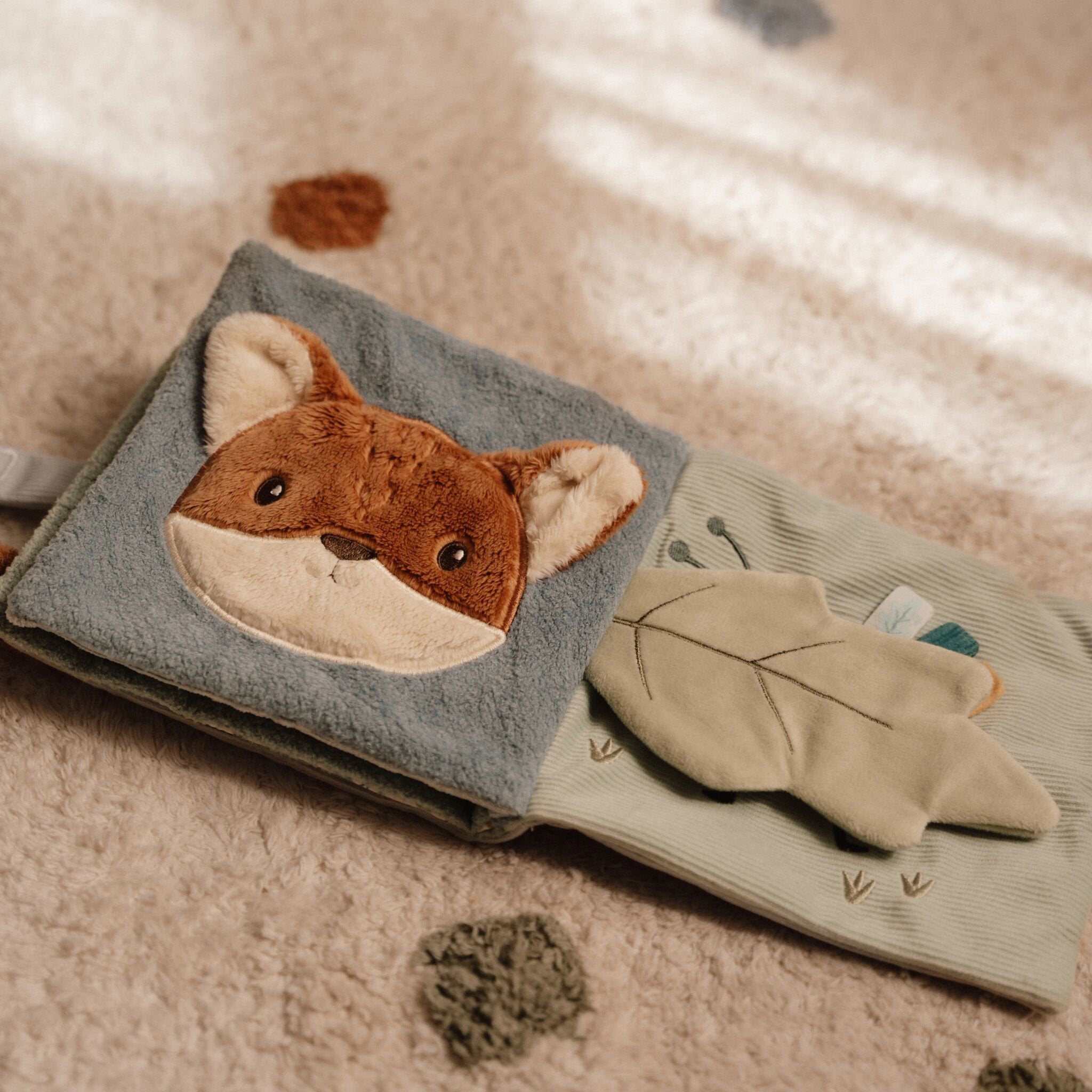 Livro de atividades sensoriais Forest Friends em utilização