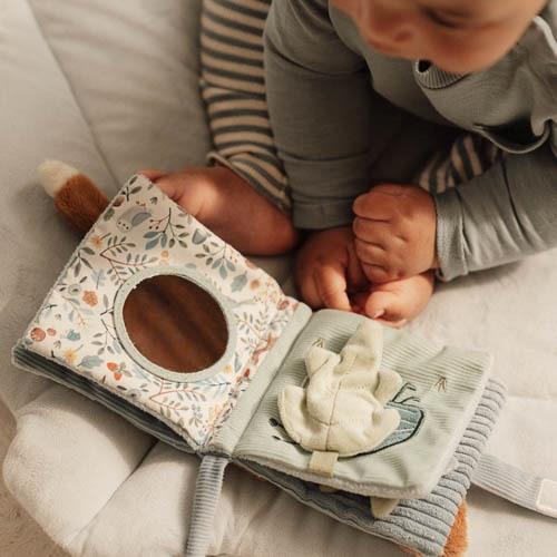 Livro sensorial Forest Friends preso ao carrinho em passeio