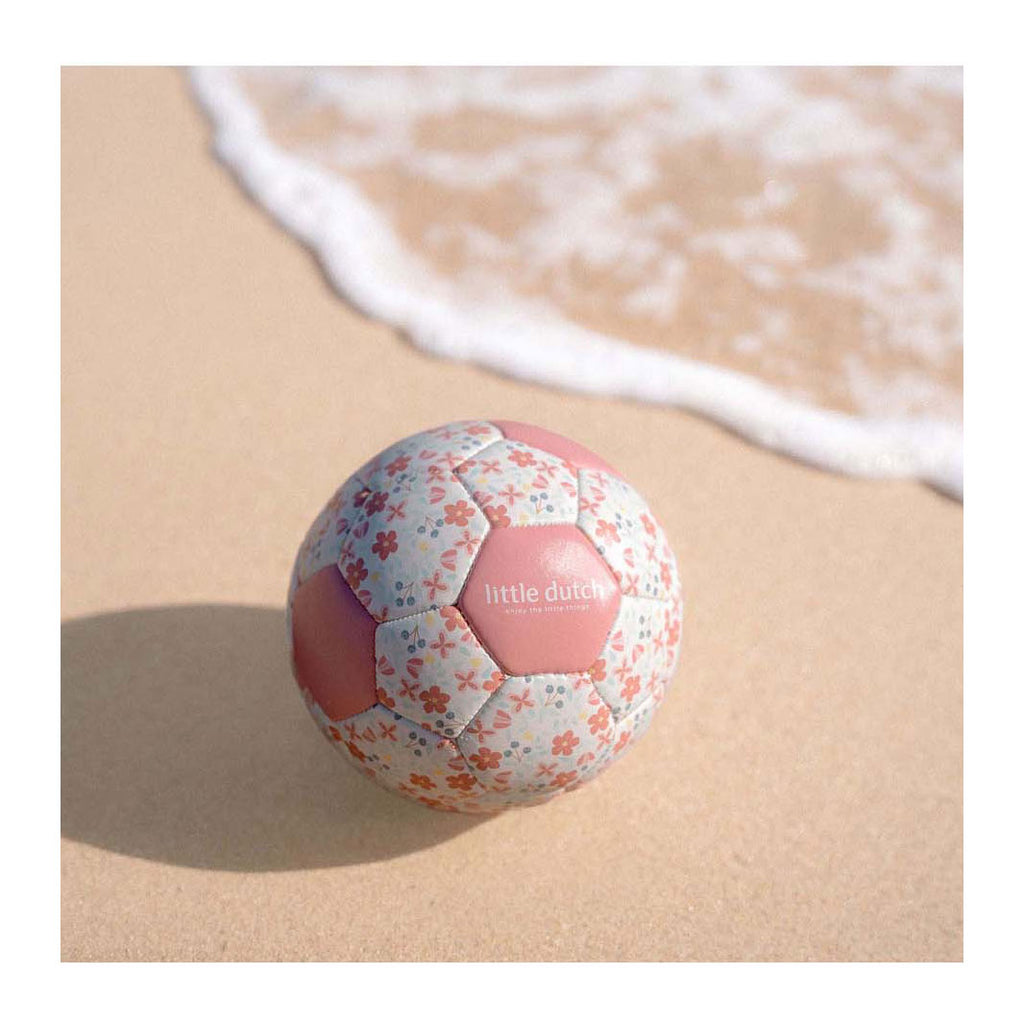 Detalhe do padrão Pink Flowers na mini bola de praia Little Dutch para crianças.