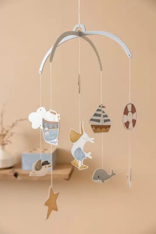 Móbile de cartão Little Dutch Sailors Bay com figuras marinhas (pelicano, baleia, barco) penduradas em estrutura cinzenta clara.
