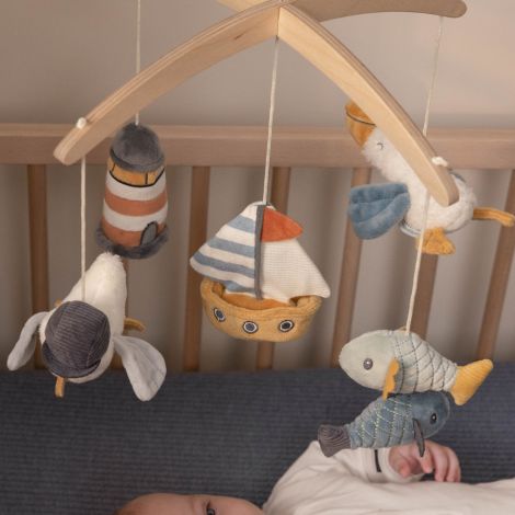 Detalhe dos brinquedos pendurados no Little Dutch Mobile Musical Sailors Bay: farol, veleiro, peixes, gaivota e pelicano.