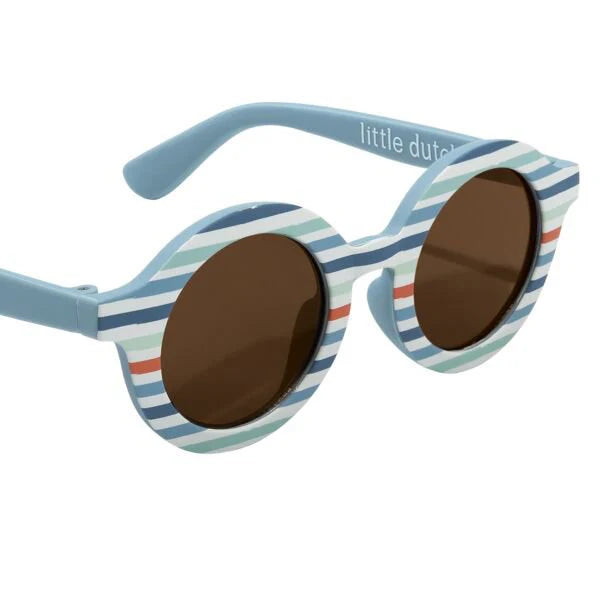 Óculos de sol infantis Little Dutch, modelo redondo, com armação azul clara e riscas verticais coloridas (laranja, azul, verde, cinzento).