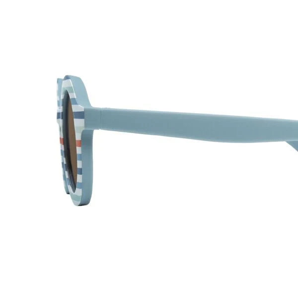 Criança a usar os óculos de sol Little Dutch Blue Stripes, demonstrando o ajuste ergonómico e a proteção UV400 das lentes escuras.