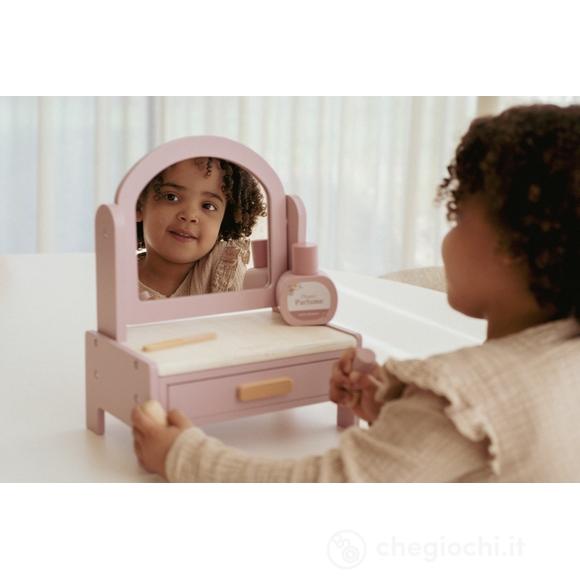 Criança a olhar para o espelho do toucador de brincar Little Dutch, aplicando batom de brincar.