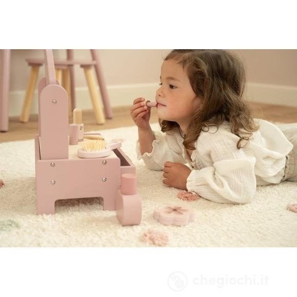 Criança deitada no tapete a brincar com o toucador Little Dutch, aplicando batom de brincar.