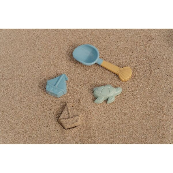 Conjunto de praia Little Dutch com pá e dois moldes coloridos (azul e verde) prontos para brincar na areia.