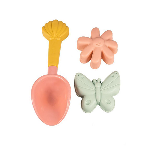 Criança a usar o set de praia Little Dutch para moldar areia, mostrando o uso prático e divertido.