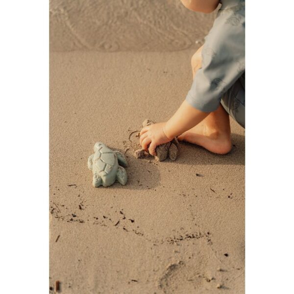 Detalhe da pá de areia Little Dutch, em plástico resistente, ideal para crianças pequenas.