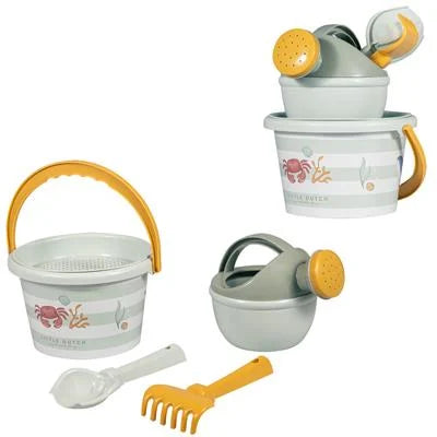 Composição completa do conjunto de praia Little Dutch verde/cinza (balde, peneira, regador, pá e ancinho) em fundo branco, mostrando todos os 5 elementos.