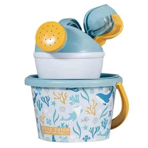Conjunto de praia Little Dutch Ocean Dreams em azul e branco, com balde decorado com vida marinha, regador, pá, ancinho e peneira.