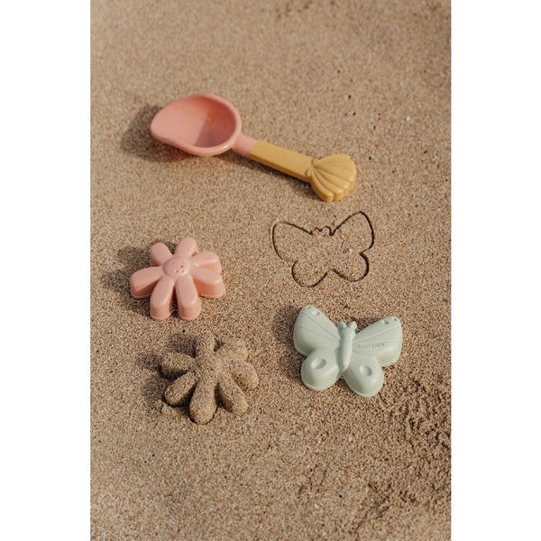 Conjunto de praia Little Dutch com pá e dois moldes (estrela e concha) em tons pastel, pronto a usar na areia.
