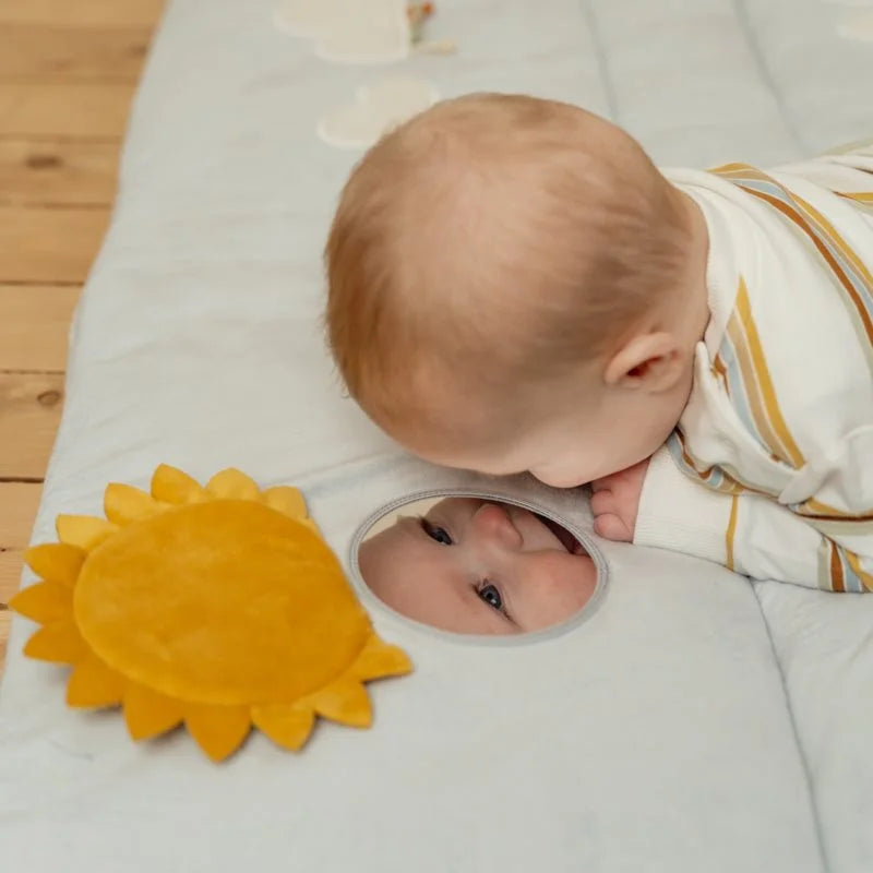 Little Dutch Tapete de atividades Sunny Stripes visto de cima com sol, nuvens, pipa e Miffy.