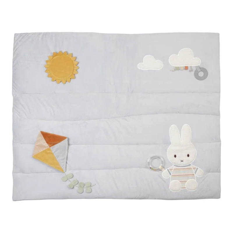 Little Dutch Tapete de atividades Sunny Stripes visto de cima com sol, nuvens, pipa e Miffy.