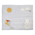 Little Dutch Tapete de atividades Sunny Stripes visto de cima com sol, nuvens, pipa e Miffy.