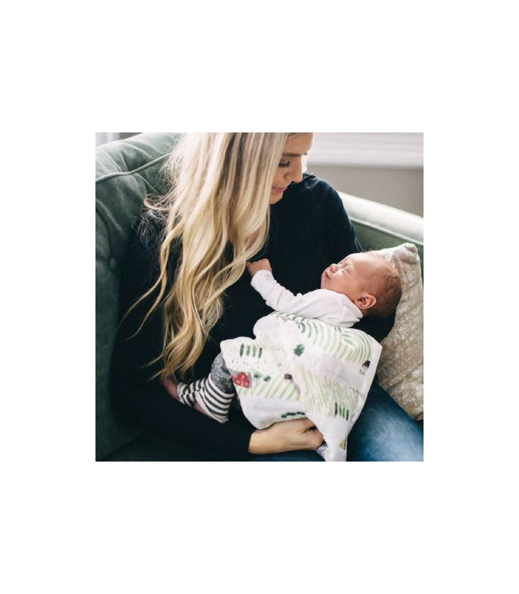 Detalhe da textura da muselina 100% algodão, leve e respirável, com o padrão Rolling Hills em close-up.