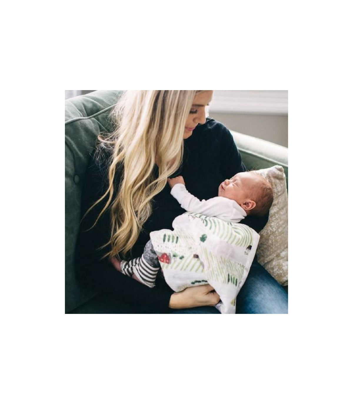 Detalhe da textura da muselina 100% algodão, leve e respirável, com o padrão Rolling Hills em close-up.