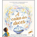Capa do livro "A Caixa dos Doces" de Kobi Yamada, com ilustração de Adelina Lirius, mostrando uma menina a olhar para uma caixa de doces azul rodeada por elementos florais e doces.