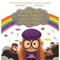 Capa do livro infantil "A Mãe está sempre comigo quando chegam os trovões", mostrando uma criança zangada sob nuvens de tempestade e um arco-íris.