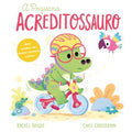 Capa do livro infantil "A Pequena Acreditossauro" de Rachel Bright e Chris Chatterton, mostrando um dinossauro verde com capacete a andar de bicicleta.
