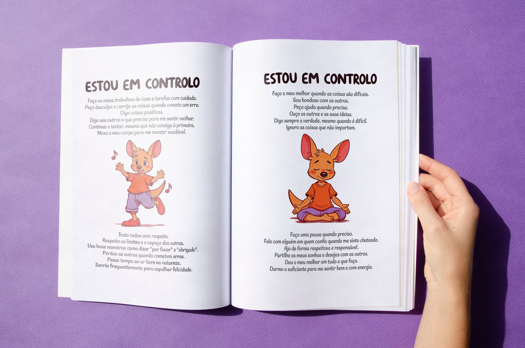 Duas páginas abertas do ebook com o título "Estou em Controlo", apresentando o Moki em diferentes posturas de autogestão emocional e dicas de comportamento positivo.