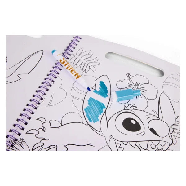Detalhe de uma página do Livro de colorir Infinito Stitch, com um marcador azul a colorir a personagem, realçando a funcionalidade de "wipe-clean".