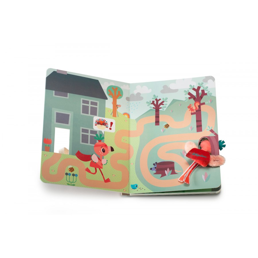 Imagem do livro aberto em outra página, mostrando uma cena diferente do labirinto e o flamingo.