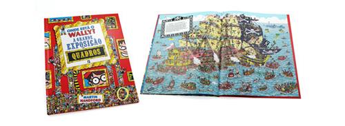 Imagem de comparação mostrando a capa do livro "Onde Está o Wally? A Grande Exposição Quadros" ao lado de uma página aberta com uma cena detalhada de um navio pirata no mar.