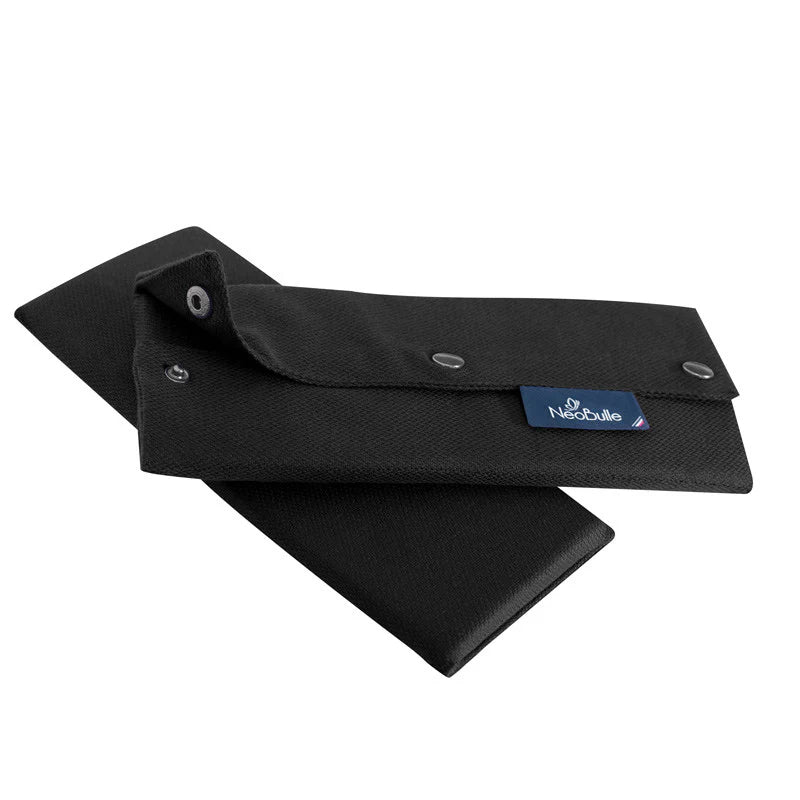 Par de protetores de alças Neobulle pretos, dobrados e fechados com botões de pressão, exibindo a etiqueta azul da marca.