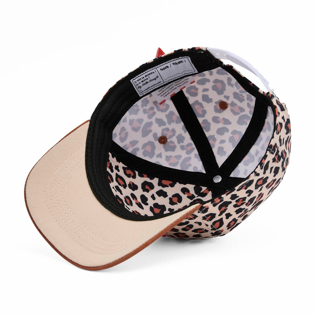 Boné trucker Léopard #7 da Hello Hossy, mais uma vista do modelo com aba curva