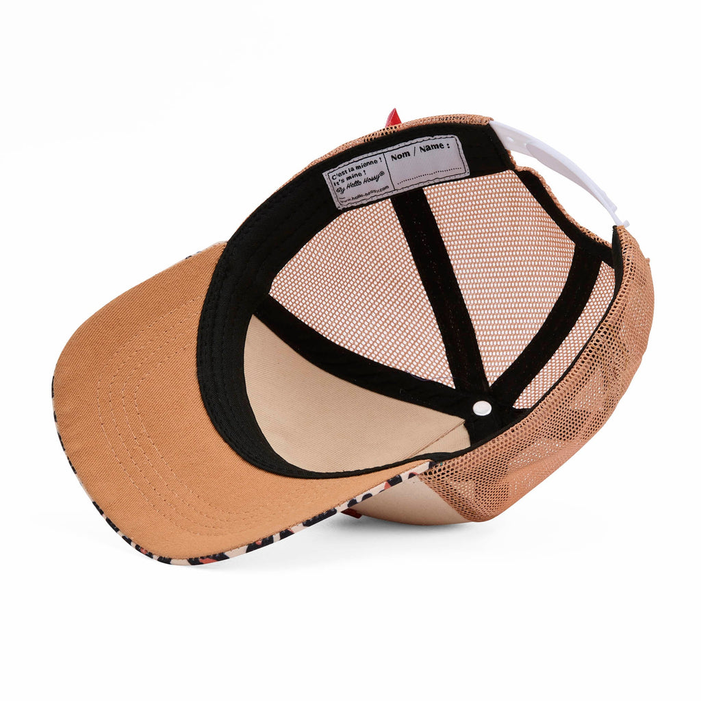 Boné trucker Léopard #2 da Hello Hossy, mais uma vista do modelo com aba curva