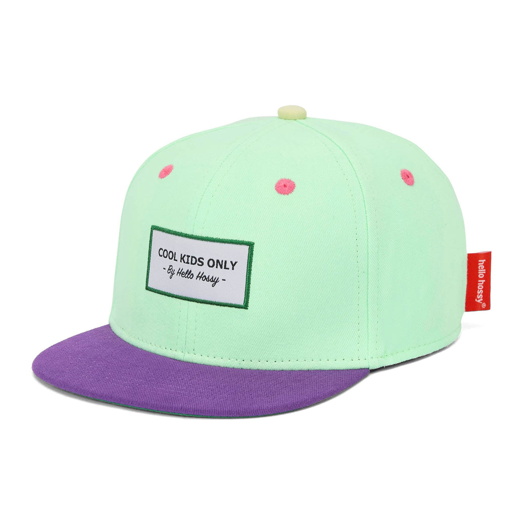 Boné trucker Mini Mint da Hello Hossy com rede atrás, aba curva e fecho ajustável atrás