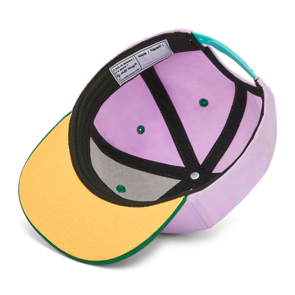 Boné trucker Mini Greenberry da Hello Hossy, mais uma vista do modelo com aba curva