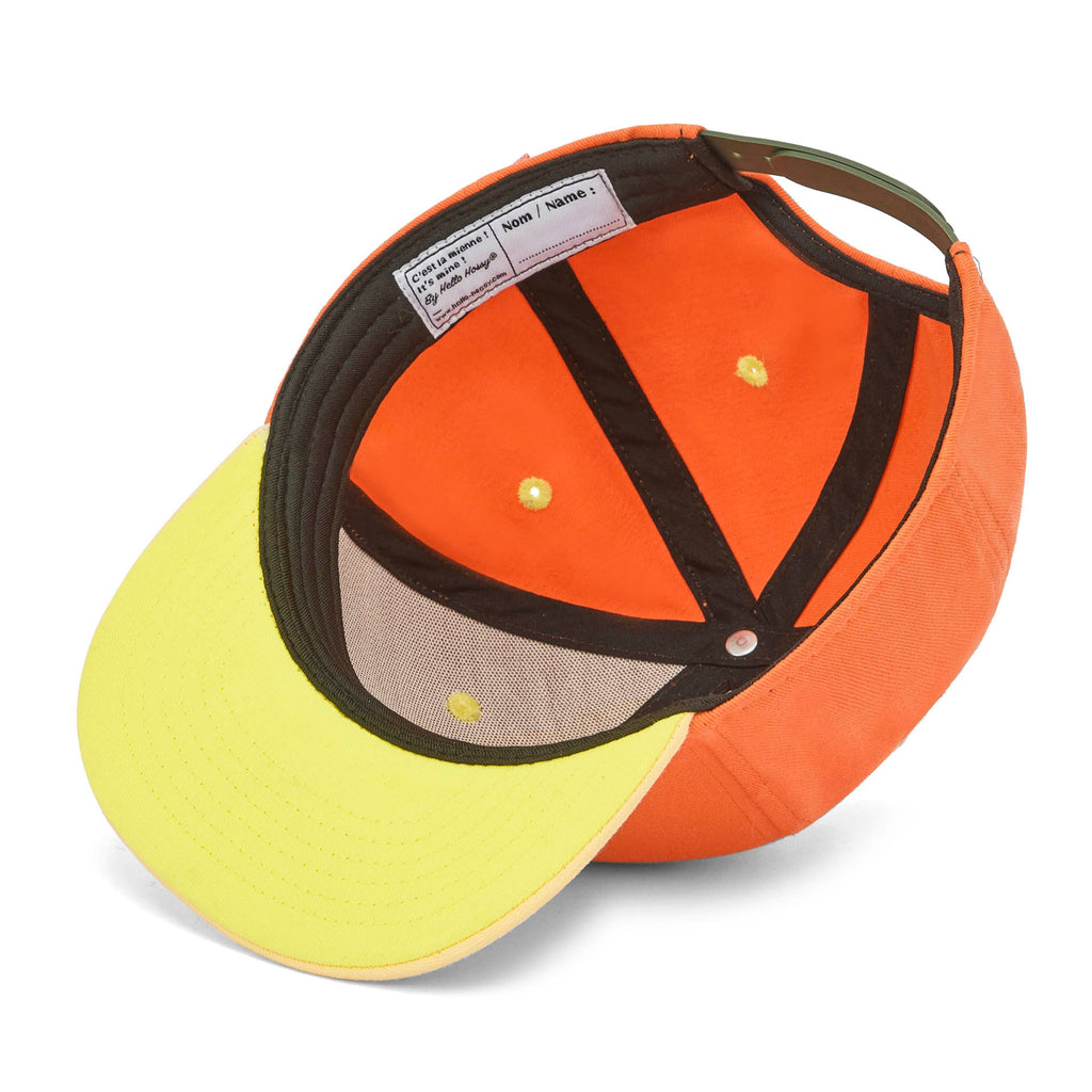 Boné trucker Mini Sunrise da Hello Hossy, mais uma vista do modelo com aba curva