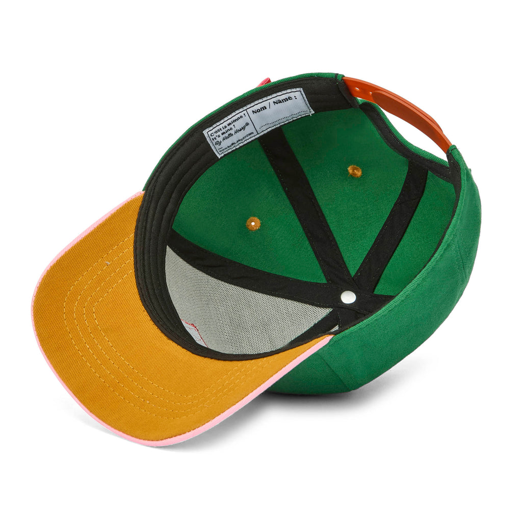 Boné trucker Mini Green da Hello Hossy, mais uma vista do modelo com aba curva