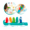 Conjunto de cinco lápis de banho coloridos com suporte flutuante em forma de crocodilo azul.