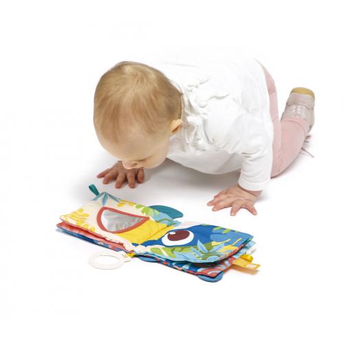 Bebé a gatinhar a interagir com o Livro sensorial Selva aberto, mostrando o espelho de atividade e texturas.