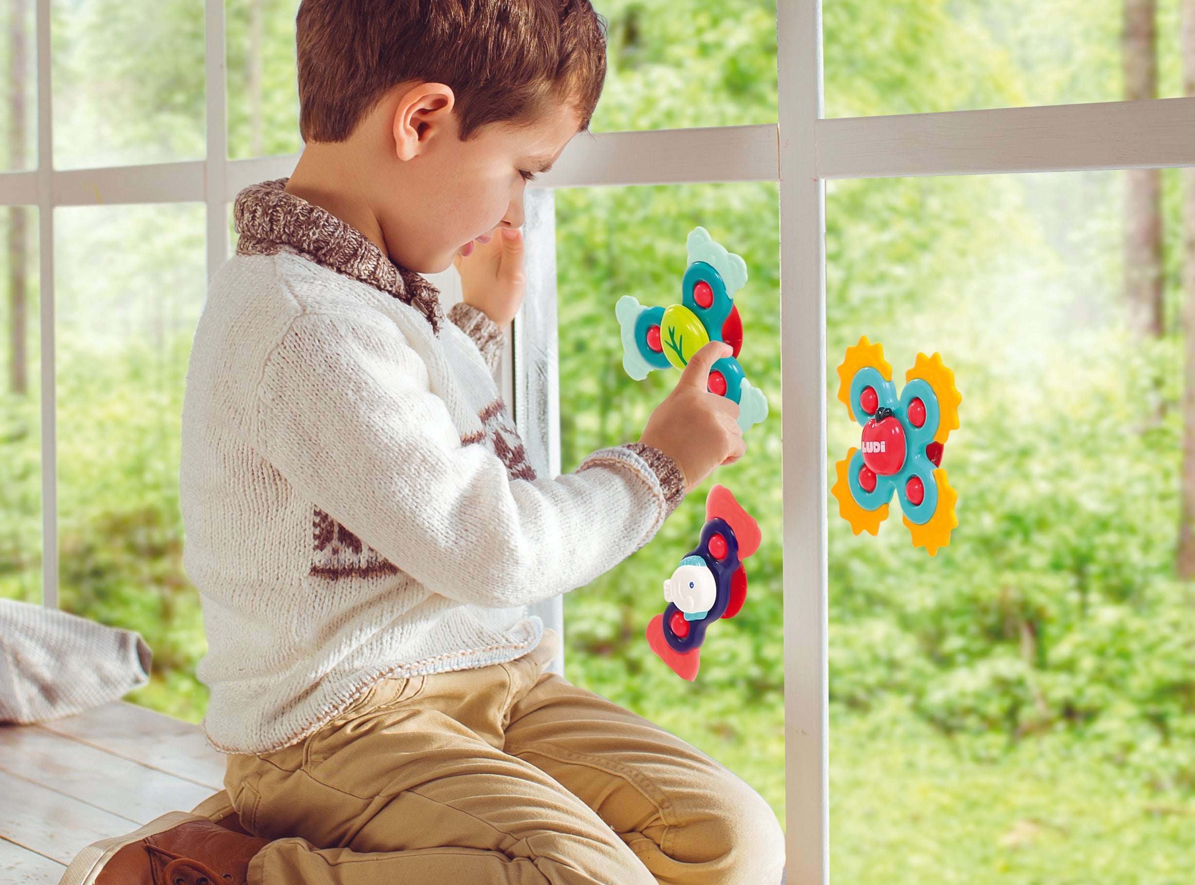 Detalhe do spinner de leão (vermelho) com ventosa, mostrando as lâminas coloridas e o centro giratório.