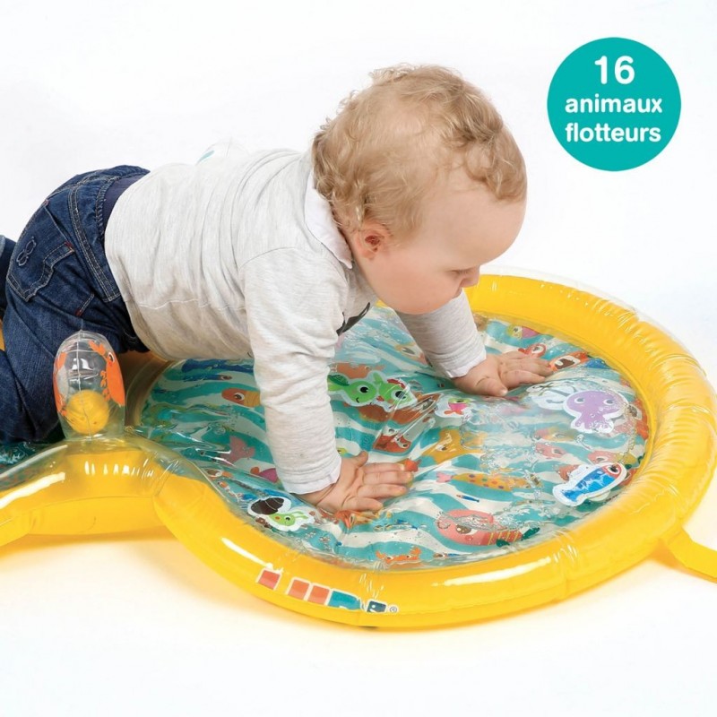 Bebé deitado de barriga para baixo (Tummy Time) a interagir com os animais flutuantes no Ludi Tapete de água.
