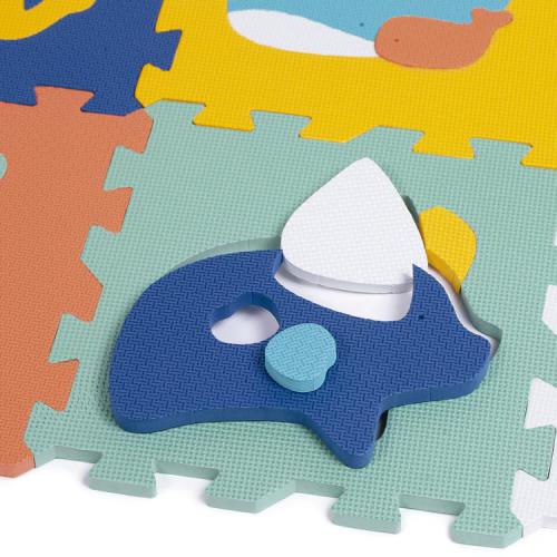 Ludi Tapete de espuma Animais 6 quadrados montado, colorido, com desenhos de gato, baleia, vaca, urso, porco, galinha.