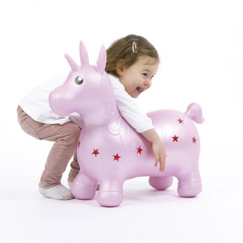 Menina a brincar e a abraçar o unicórnio saltitante cor-de-rosa da Ludi, destacando o aspeto lúdico e afetivo do brinquedo.