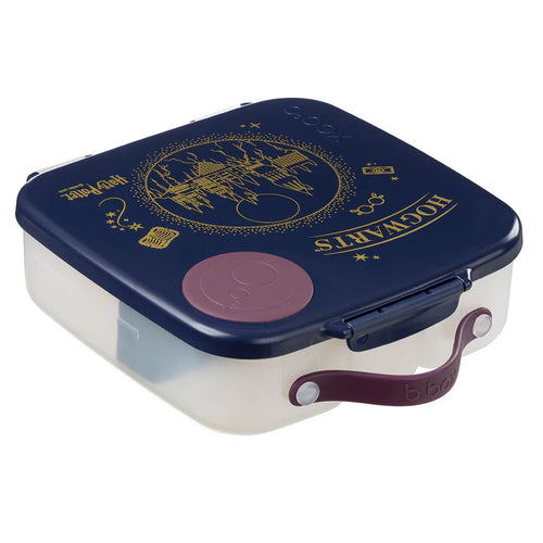 Tampa da lunchbox b.box Harry Potter azul-escura com gravação dourada do castelo de Hogwarts e pega em tom bordeaux.