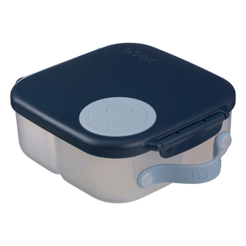 Lunchbox mini b.box azul-escuro, fechado, visto de lado, com pega cinza clara.
