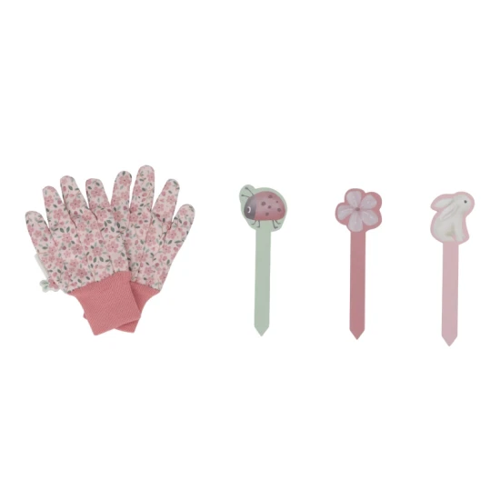 Luvas de jardinagem cor-de-rosa florais e os três marcadores de plantas (coelho, flor, joaninha) isolados em fundo branco.