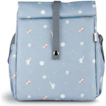 Mala térmica infantil azul clara com padrão de astronautas e planetas, vista frontal com alça cinzenta central.