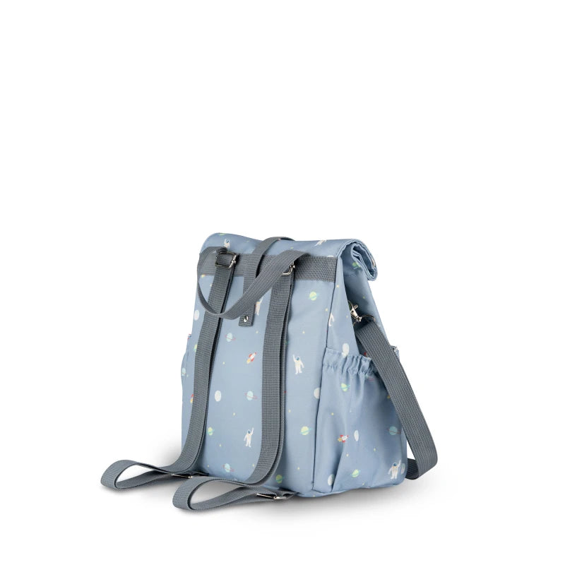 Vista traseira da mala térmica infantil azul, mostrando as alças de mochila e a alça de ombro destacável.