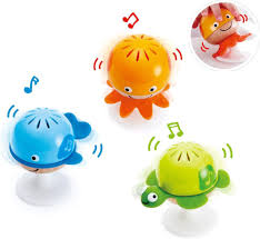 Três maracas Hape com formas de animais marinhos e ventosas coloridas