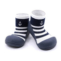 Marine Boy Navy, calçado barefoot para bebé com riscas em azul marinho e branco e bordado de âncora, perfeito para exploração e conforto.