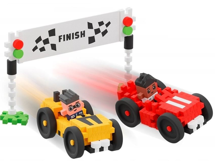 Dois carros de corrida construídos com as peças do Marioinex Mini Waffle City, a competir numa pista com linha de chegada. Imagem focada na ação de corrida.