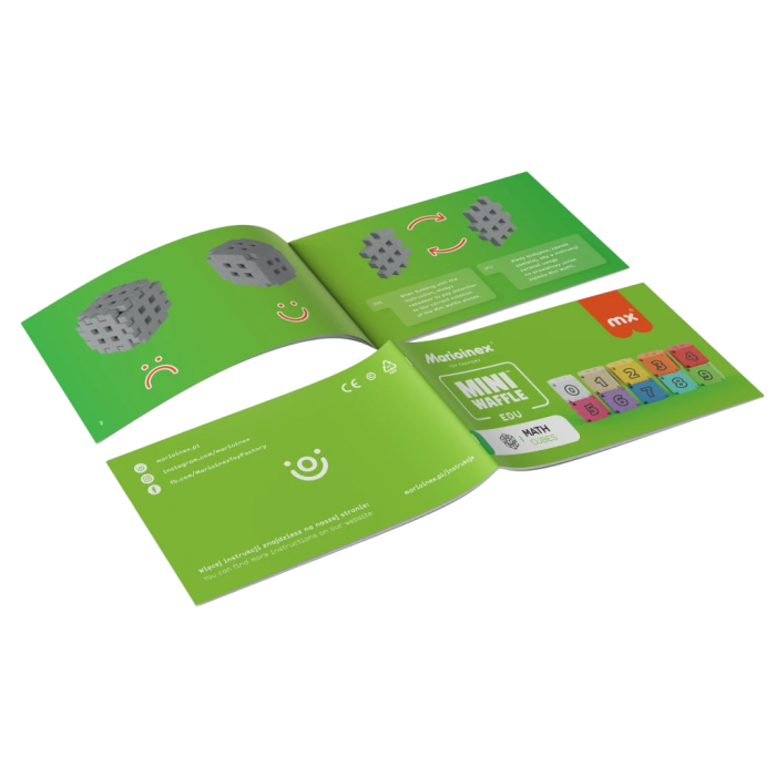 Livreto de instruções aberto do Marioinex Mini Waffle Edu, mostrando exemplos de construção e a capa com os cubos numerados.