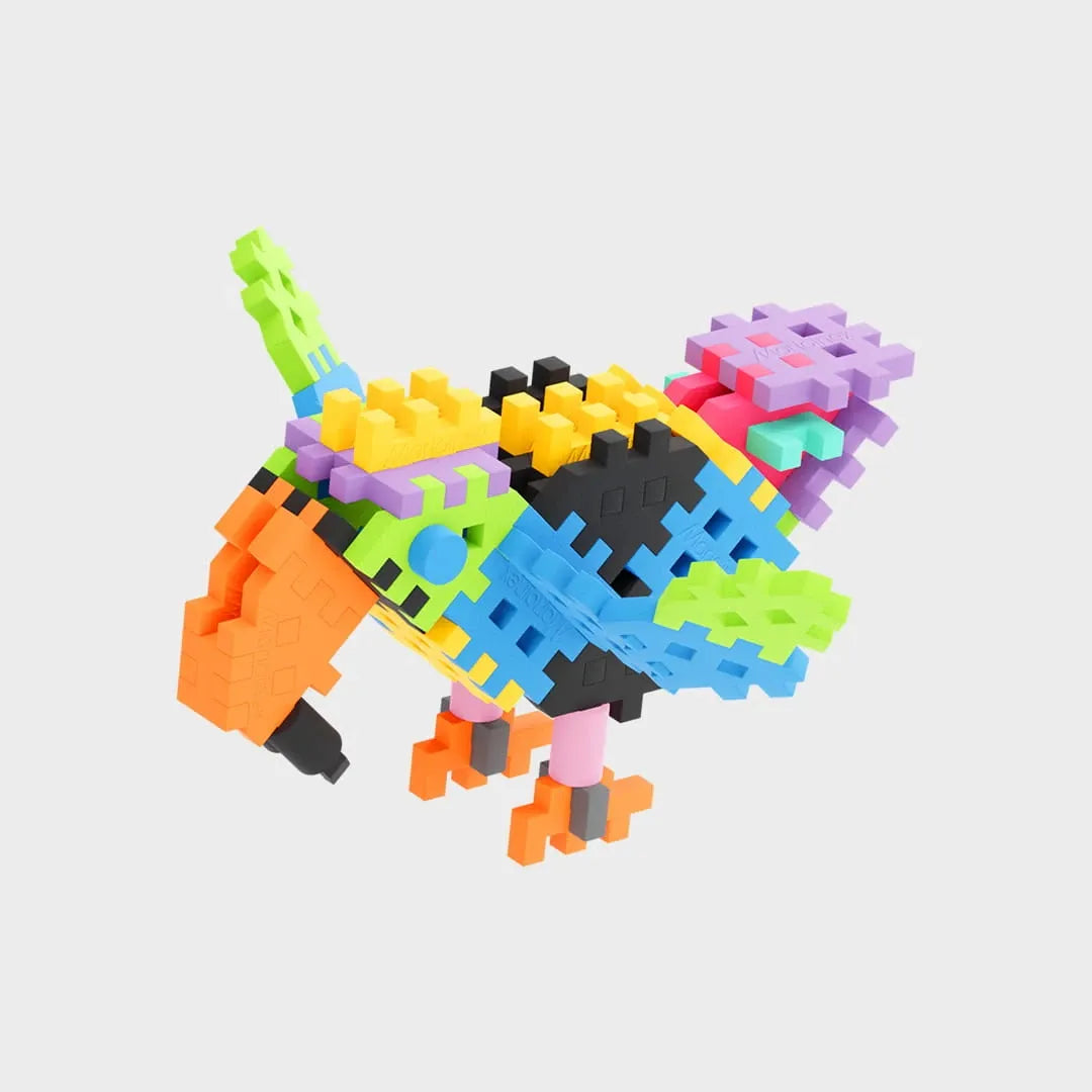 Ave colorida construída com blocos Mini Waffle Nature da Marioinex.  Exemplo de construção alternativa e criativa do brinquedo.